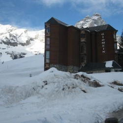 1 sciare vicino a casa - skiing near the building (800x600)